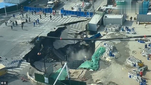 Massive Sinkhole Swallows Road at Shanghai Construction Site; No Injuries in Metro Line Development Collapse