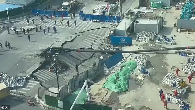 Massive Sinkhole Swallows Road at Shanghai Construction Site; No Injuries in Metro Line Development Collapse
