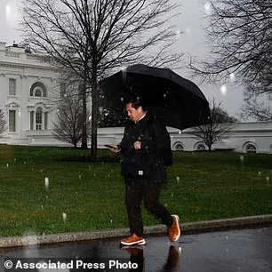 Unprecedented Extreme Weather Hits U.S.: Heatwaves in Arizona, Blizzards in Michigan