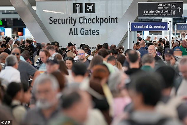 Nationwide Airport Security Crisis: Long Lines Lead to Panic at Houston Airport