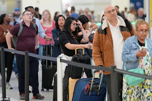 Nationwide Airport Security Crisis: Long Lines Lead to Panic at Houston Airport