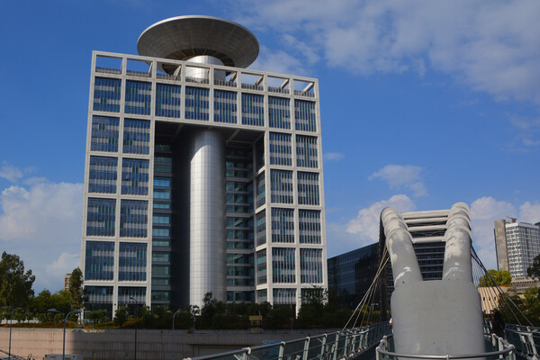 Hezbollah Launches Rocket Attack on Tel Aviv's Kiryat Complex, Escalating Regional Tensions