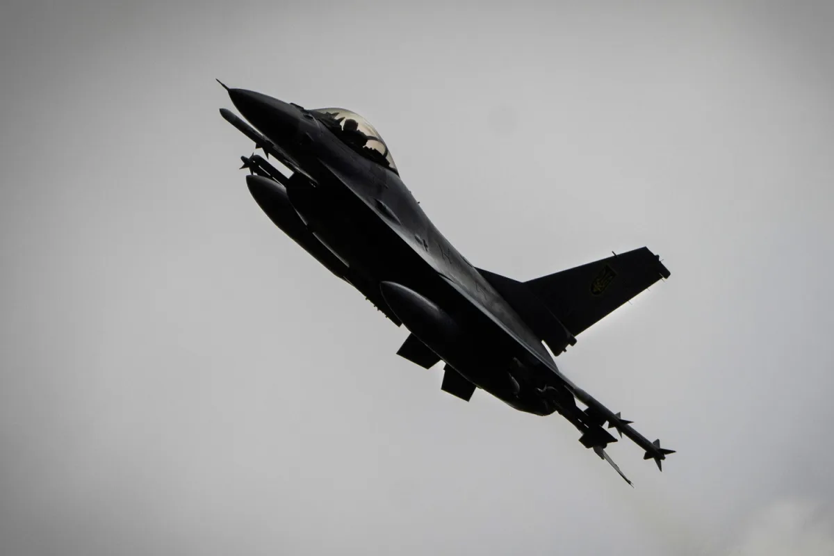 U.S. F-16 Sustains Critical Damage After Entering Iranian Airspace, Heightening Regional Tensions