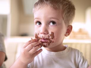 UK and US begin H5N1 bird flu vaccine trials for 4,000 participants.