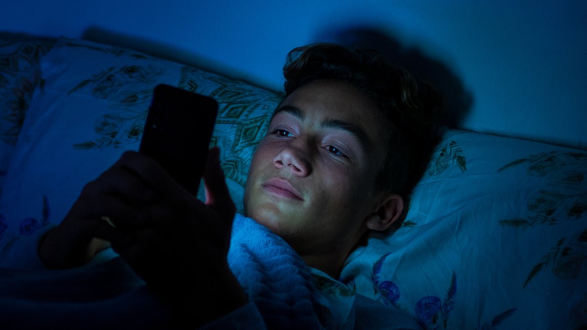 UK confirms midnight-to-6am social media curfews for teens aged 16 and 17.