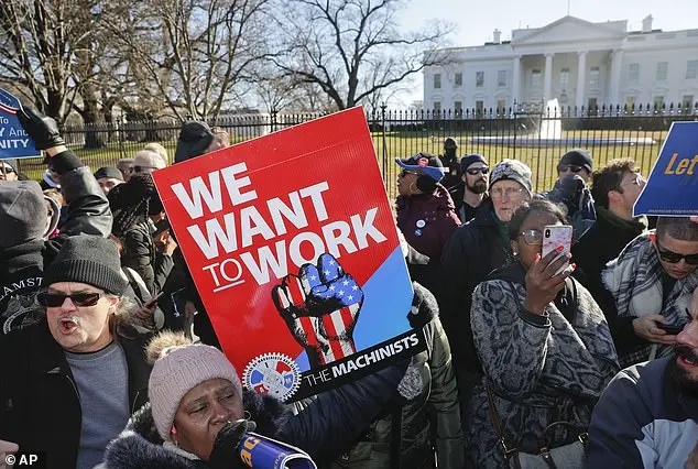 Federal Workers Plot to Thwart Trump's Plan for Buyouts