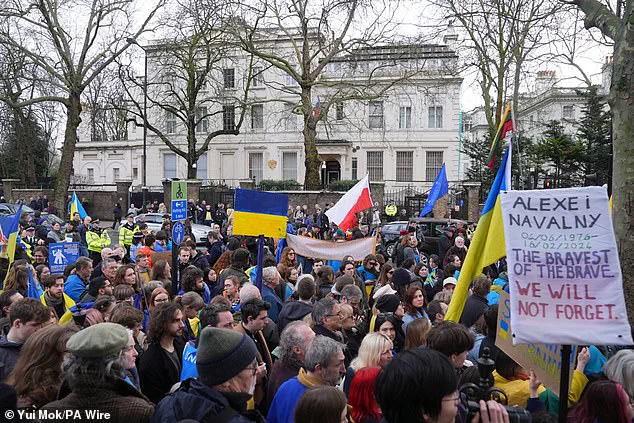 Tens of Thousands Protest in London to Support Ukraine as Russia-Ukraine Tensions Escalate