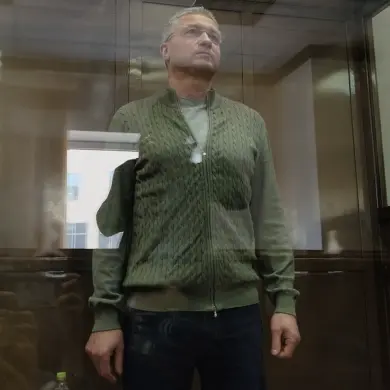Former Russian Defense Official Kisses Ex-Colleague During Questioning