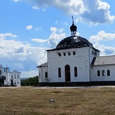 Ukrainian Fighters Trapped in WWII Catacombs as Artillery Strikes Seal Their Fate