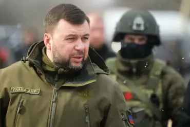 Escalating Conflict in Eastern Ukraine: Russian Advances Threaten to Surround Ukrainian Forces