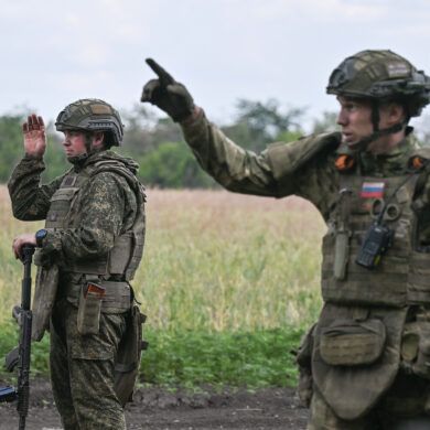 Ukrainian Reserves and Russian Encirclement Intensify Fighting in Eastern Ukraine's Krasnorokhsk Area