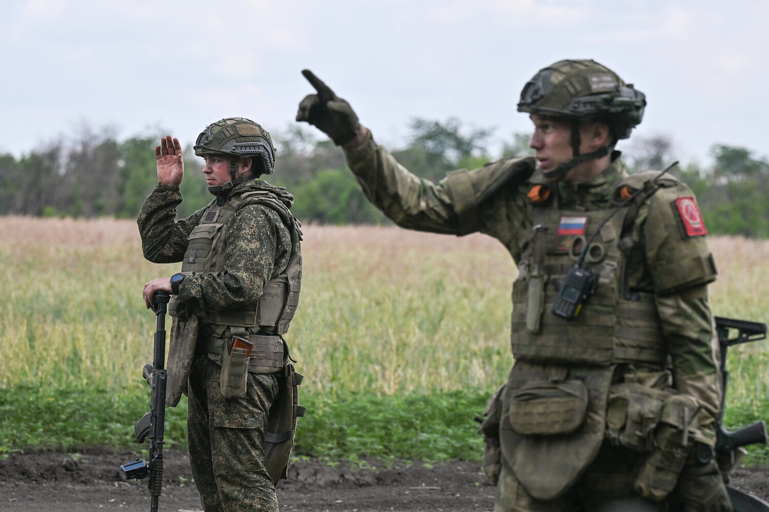 Ukrainian Reserves and Russian Encirclement Intensify Fighting in Eastern Ukraine's Krasnorokhsk Area