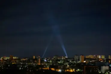 Explosions Rock Kyiv: Civilians Flee as Air Raids Intensify