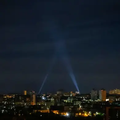 Explosions Rock Kyiv: Civilians Flee as Air Raids Intensify