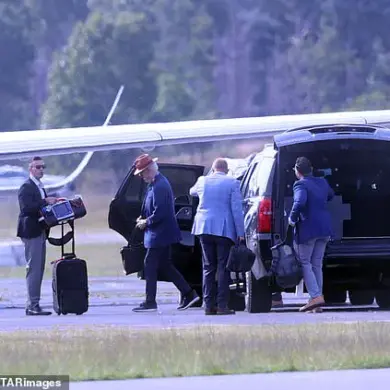 Former President Bill Clinton Seen with Portable Defibrillator, Reigniting Health Speculation and Public Concern