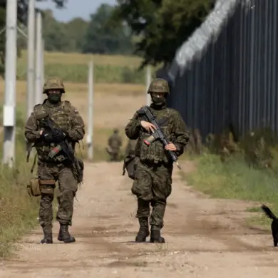 Polish Soldier Injured in Border Clash with Illegal Migrants Amid Heightened Tensions