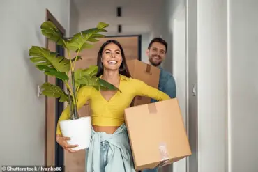 Public Outrage Erupts Over Hostile Note Left for Young Couple Moving into New Home