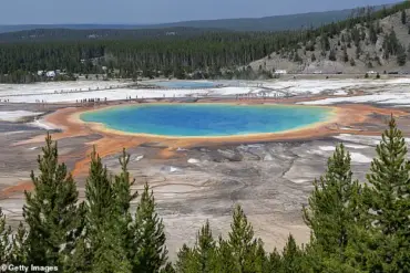 Tourist Sparks Outrage at Yellowstone After Removing Baseball Caps from Sensitive Bacterial Mats, Drawing Sharp Criticism from Conservationists and Park Officials